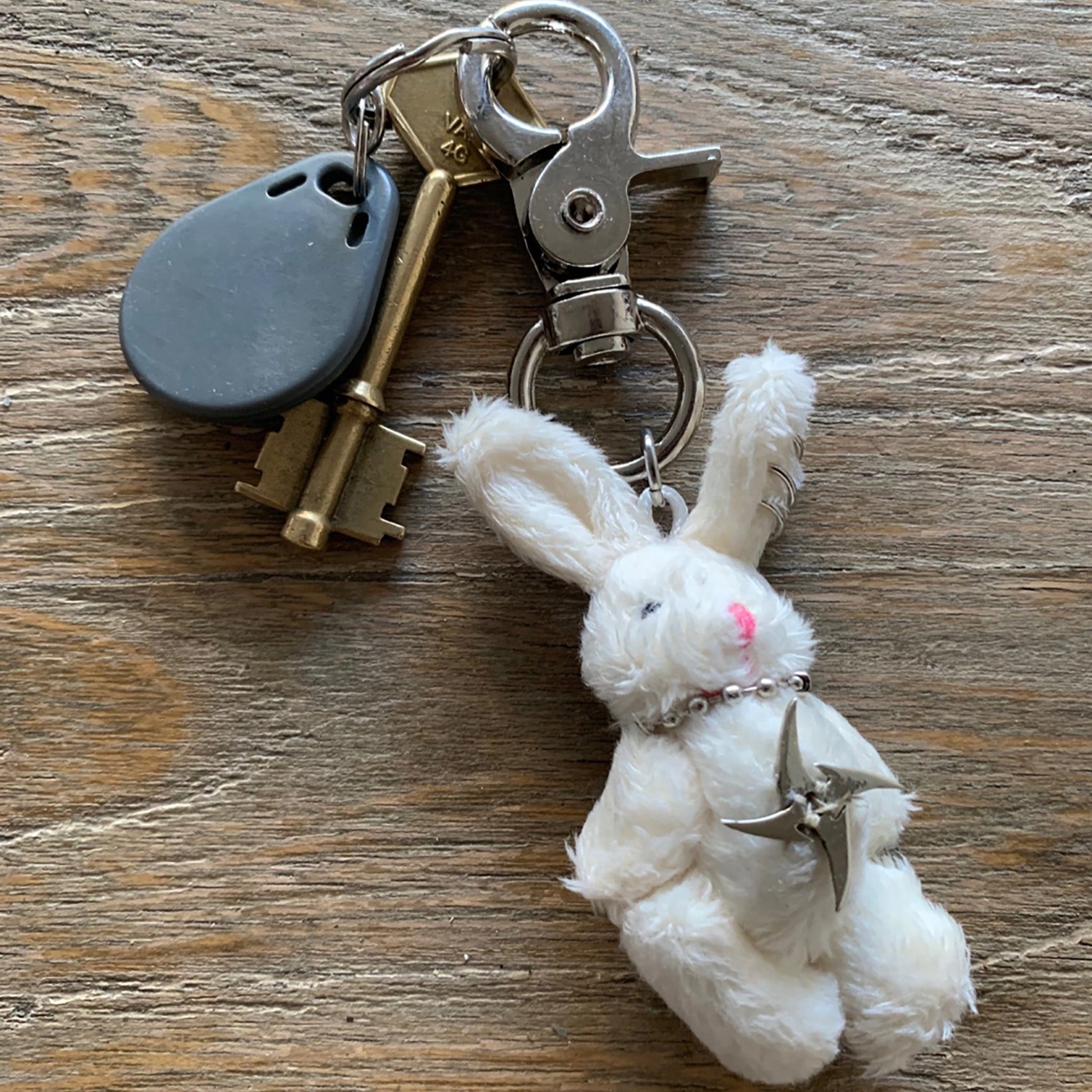 White Bunny Keychain – ap0cene
