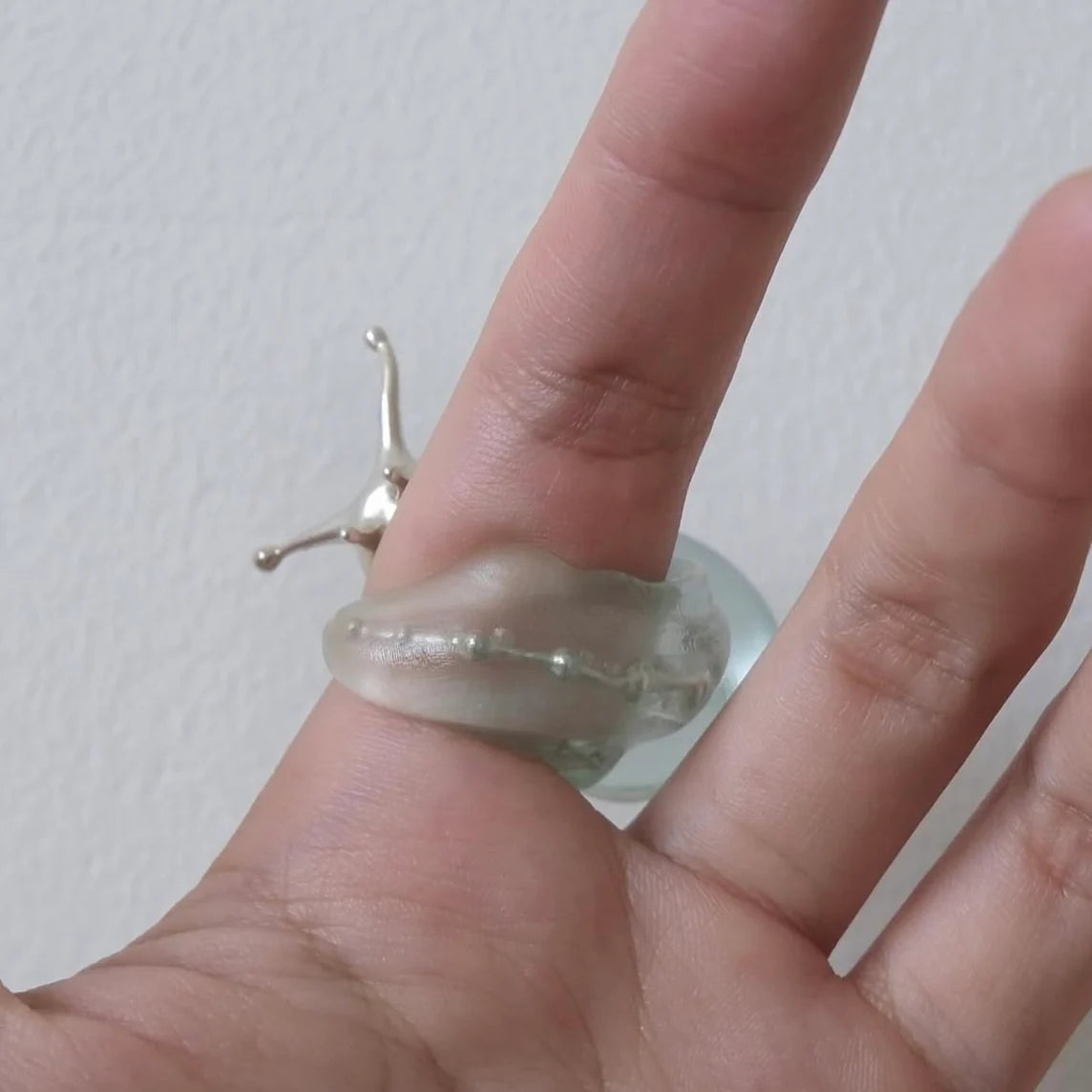 파란색 둥근 달팽이 반지