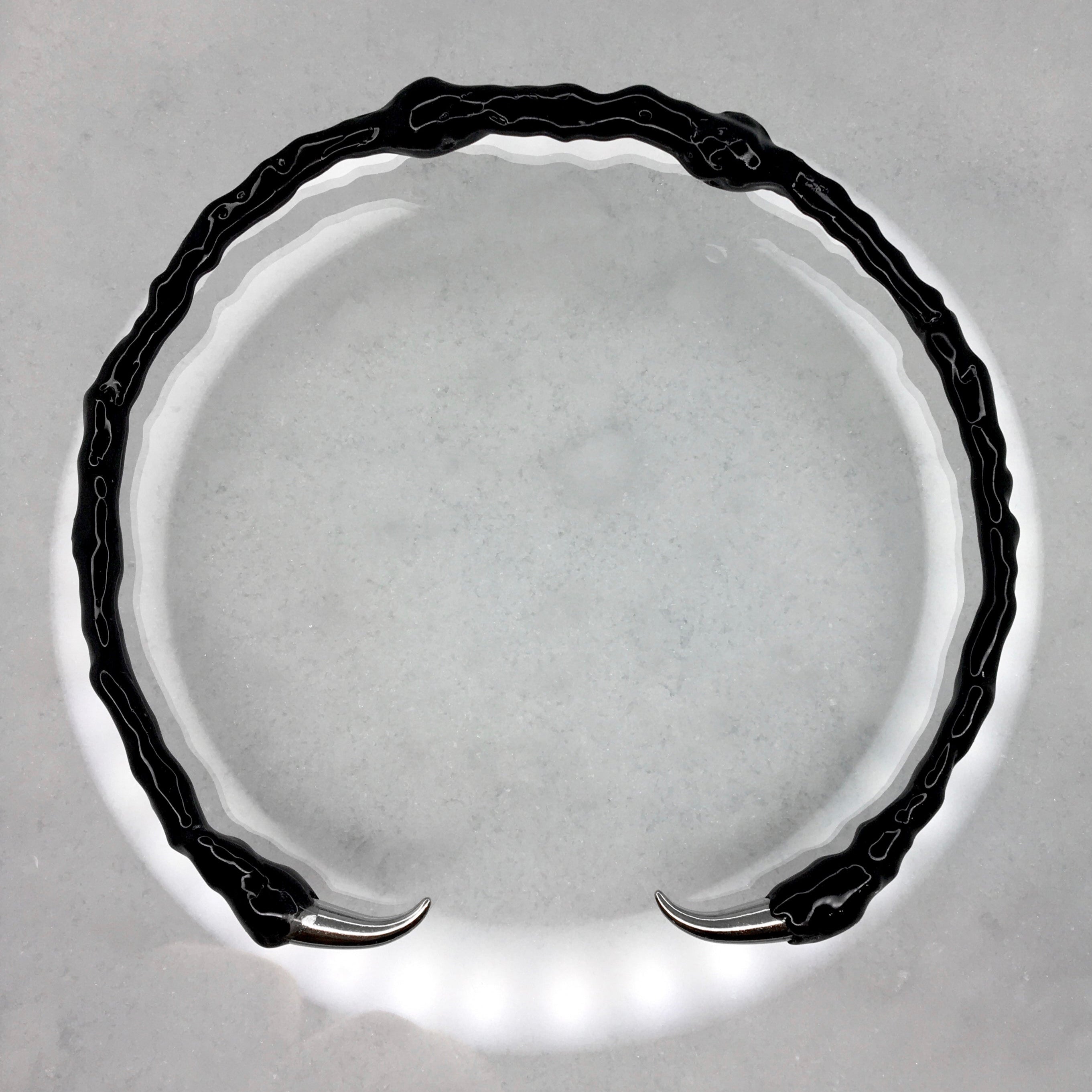 스파이크가 달린 초커