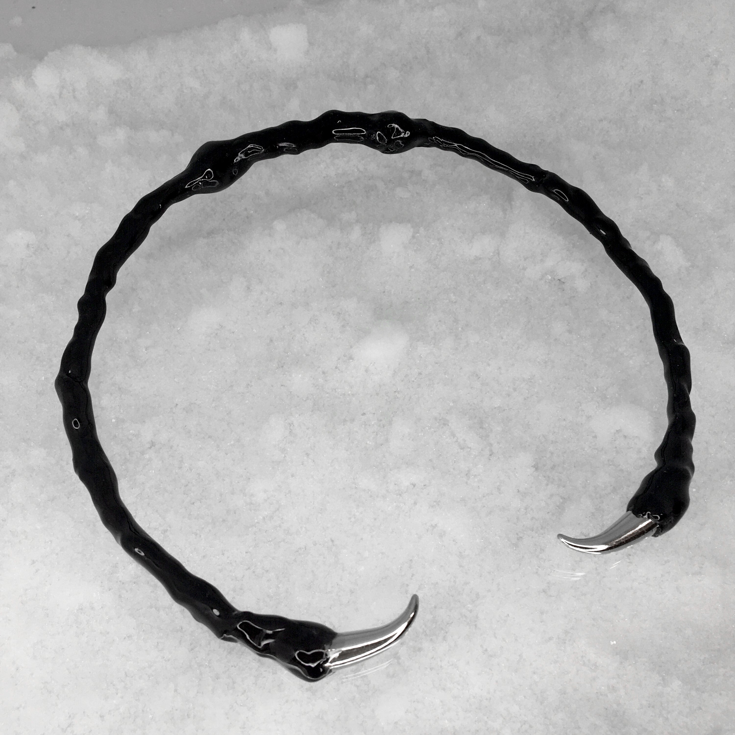 스파이크가 달린 초커