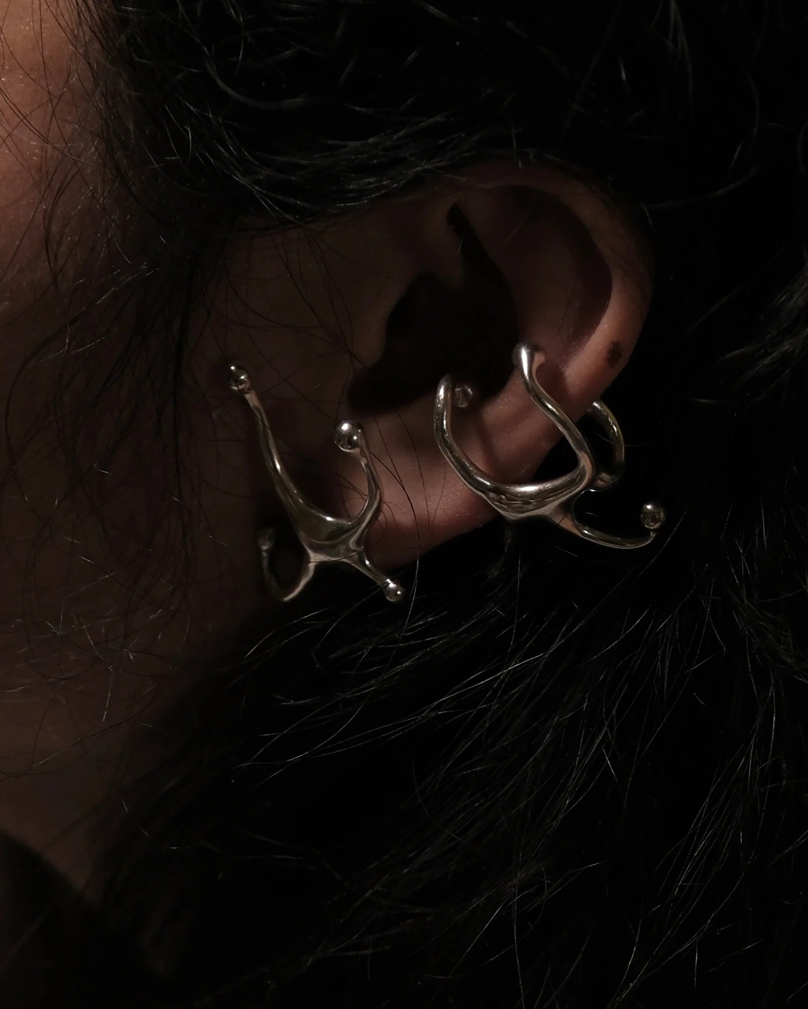 긴 촉수 귀걸이 