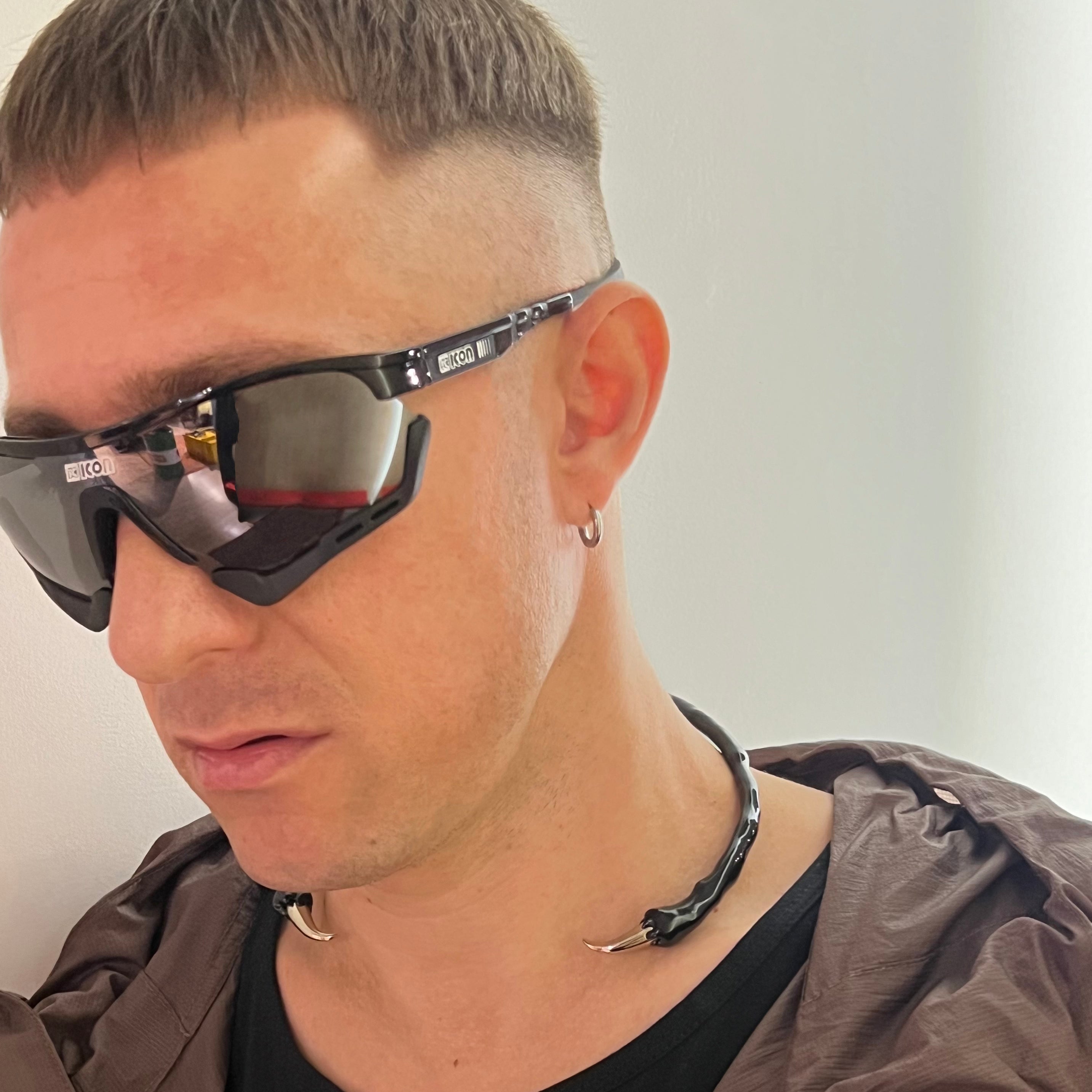 스파이크가 달린 초커