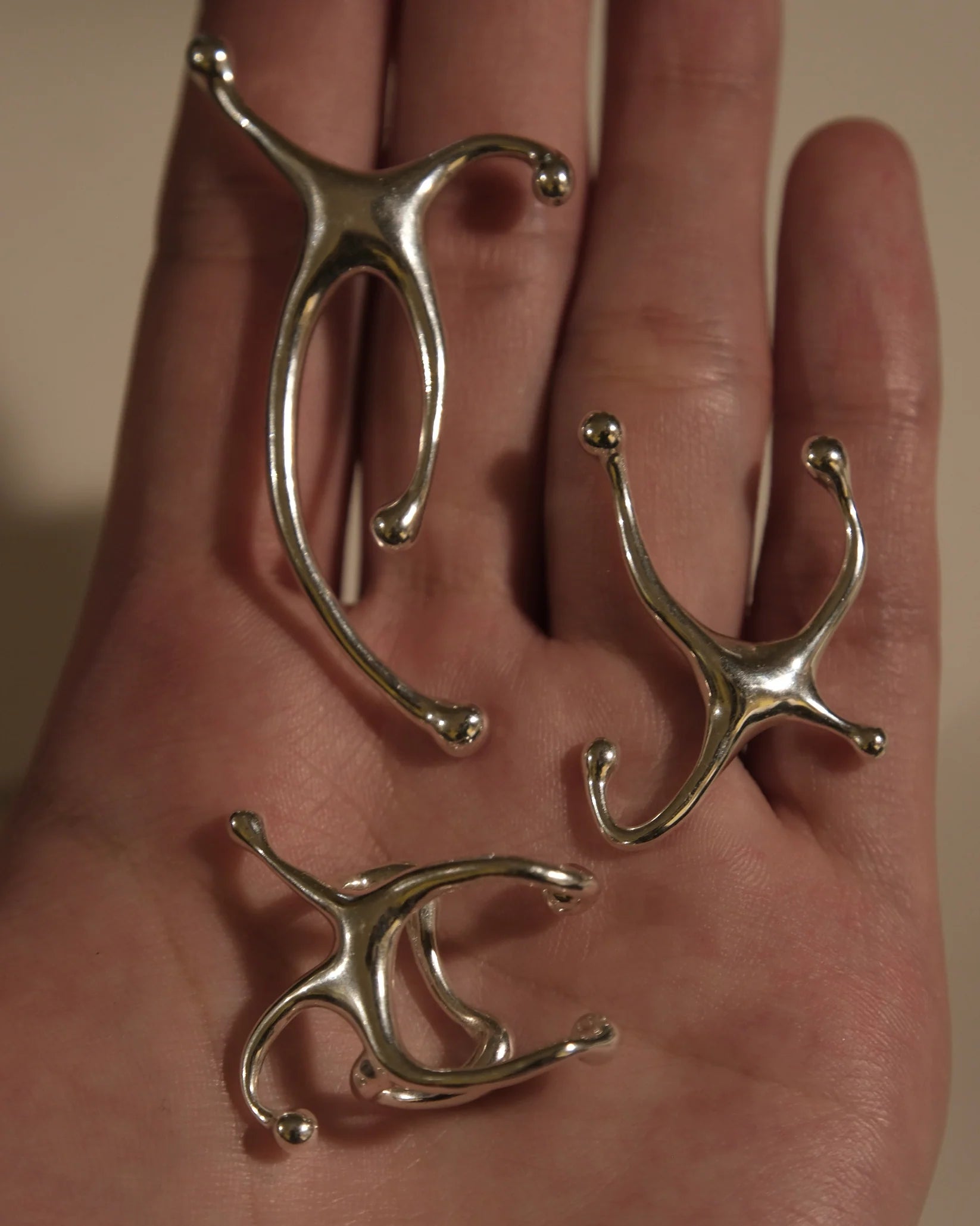 긴 촉수 귀걸이 