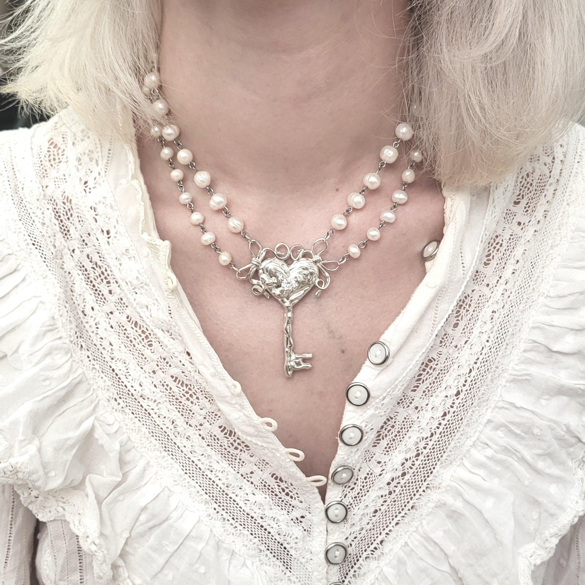 매혹적인 비밀 목걸이