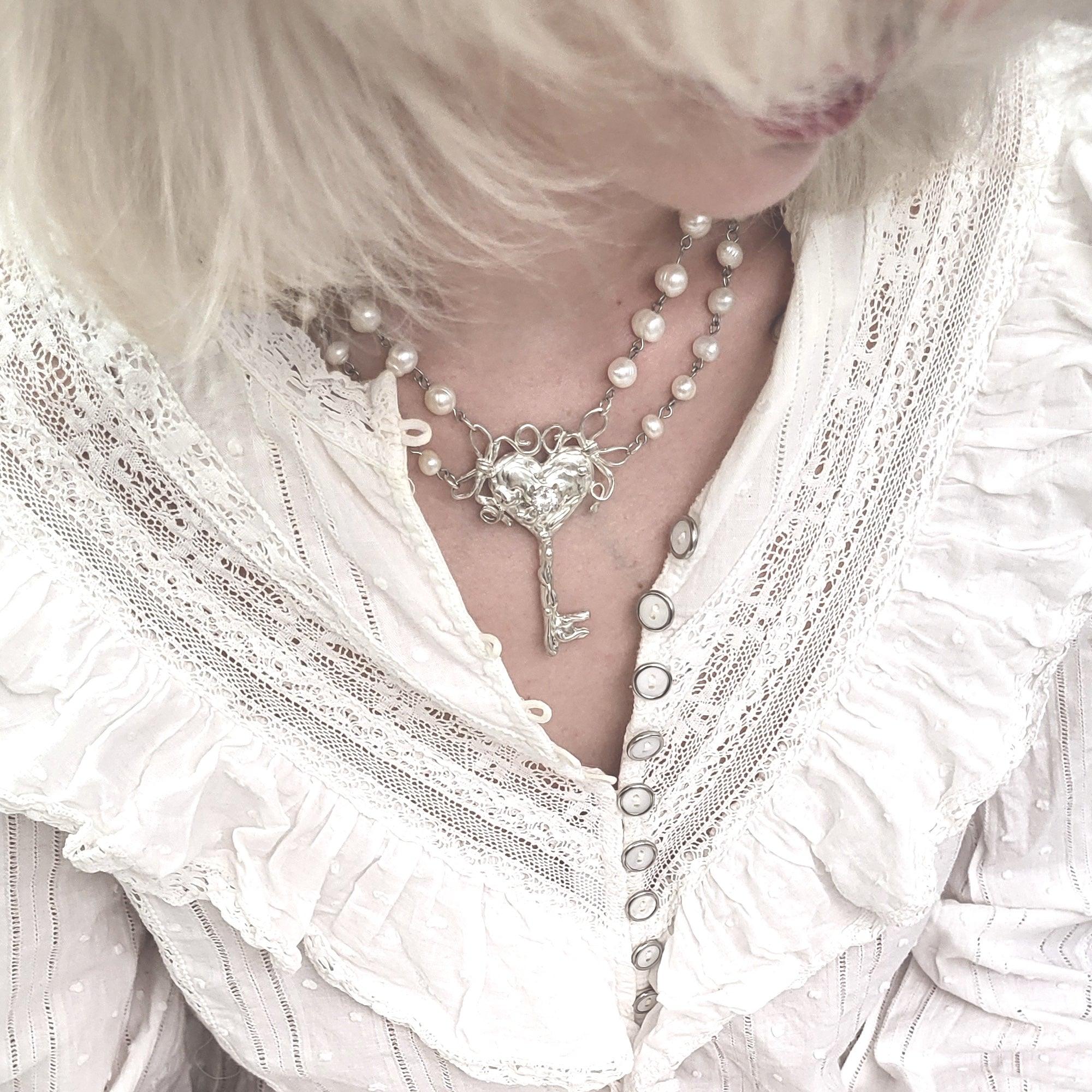 매혹적인 비밀 목걸이