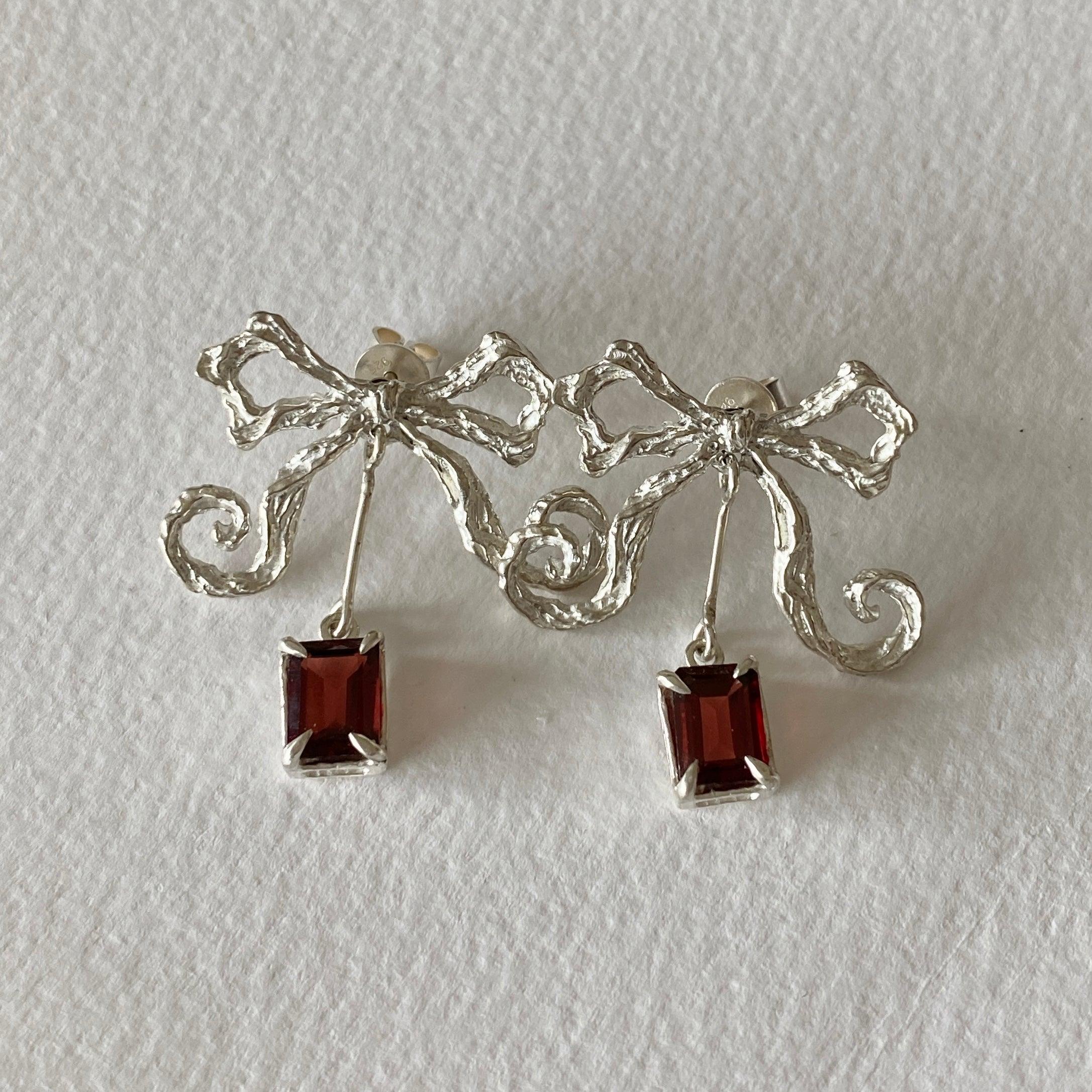 Bow Earrings in Garnet