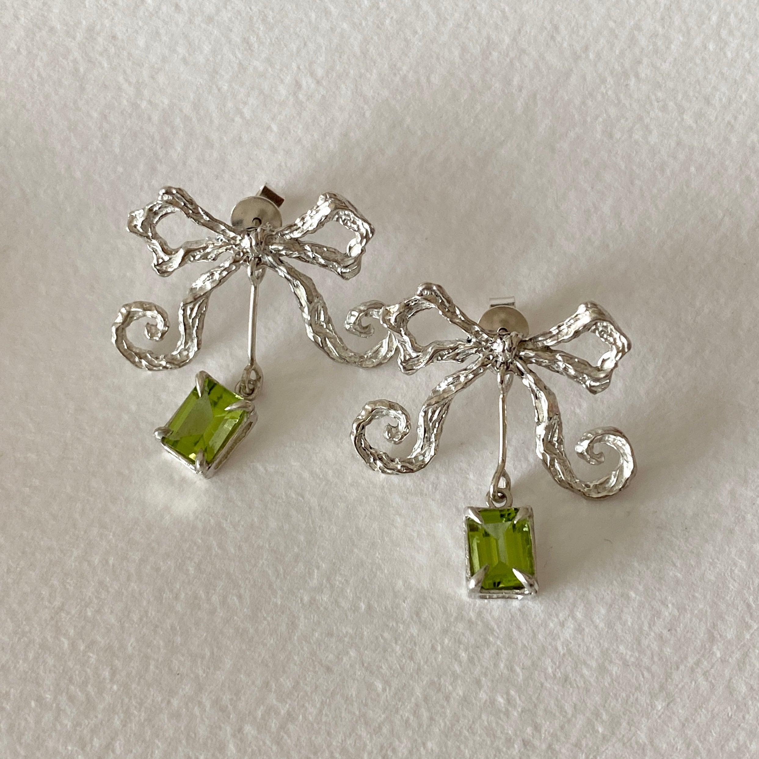 Bow Earrings in Peridot