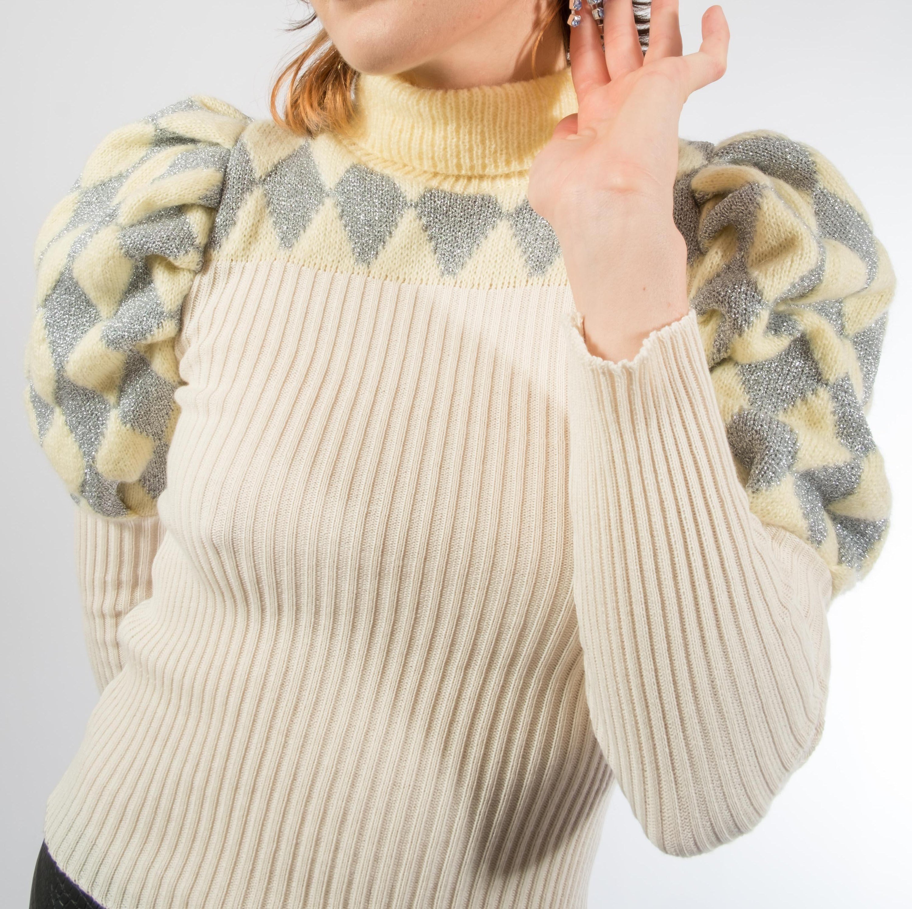 다이아몬드 터틀넥 스웨터