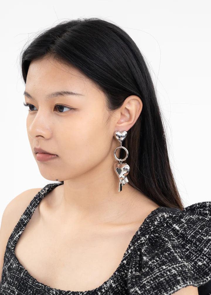 Schmelzender Herz-Ohrring – Schwarz