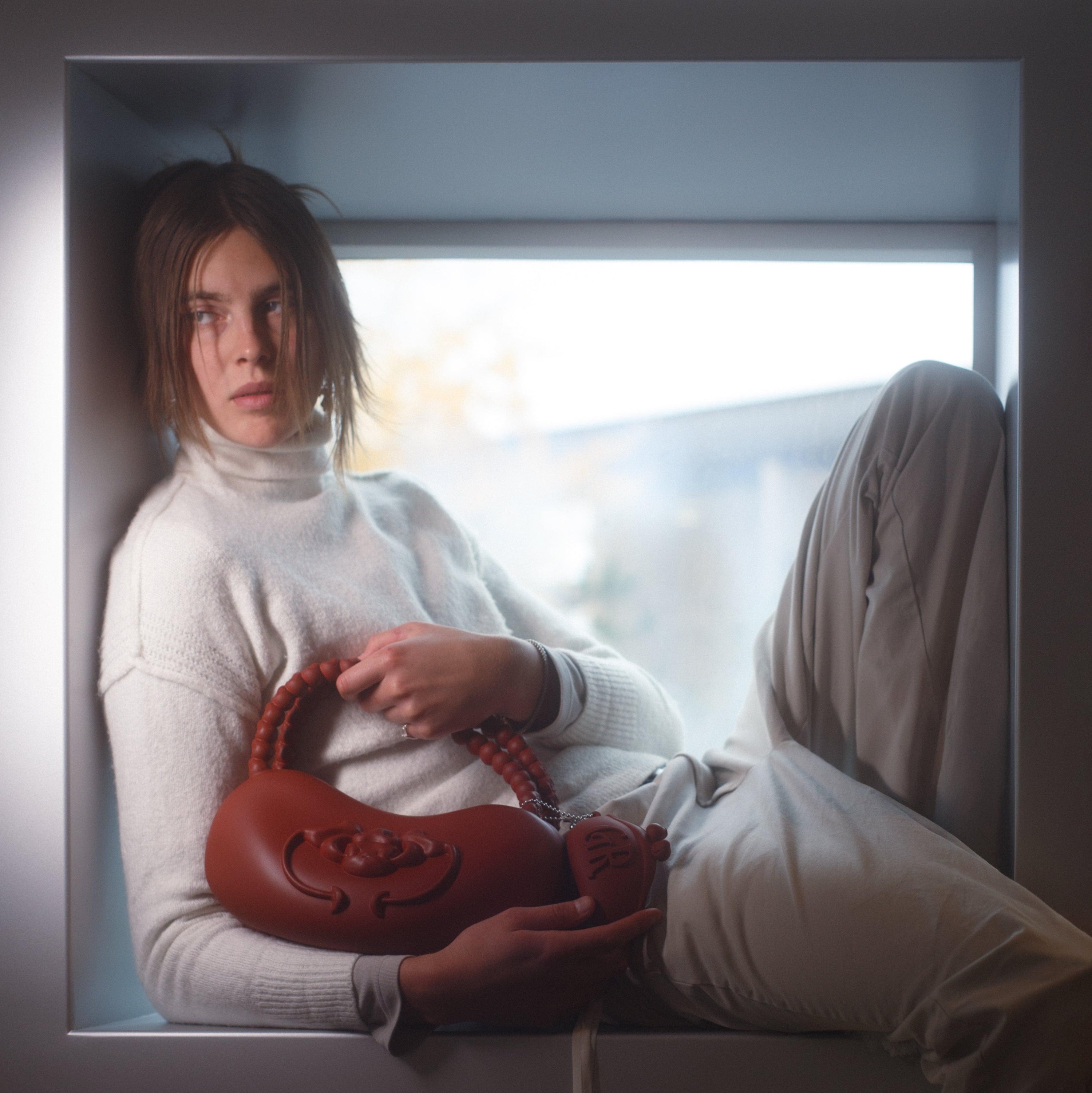 체리 레드 참 핸들 백