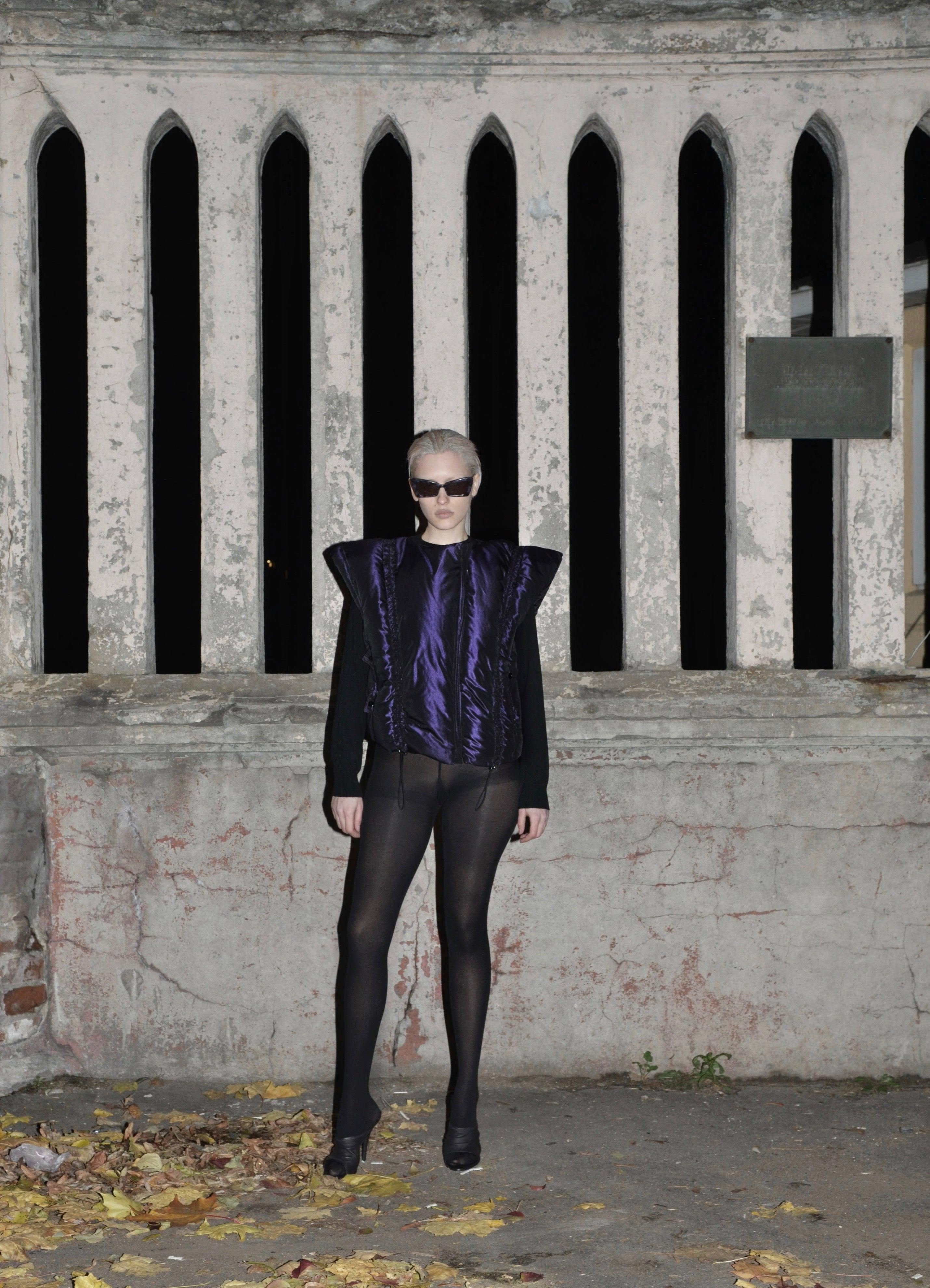 Mitternachtsgerüschte Pufferweste