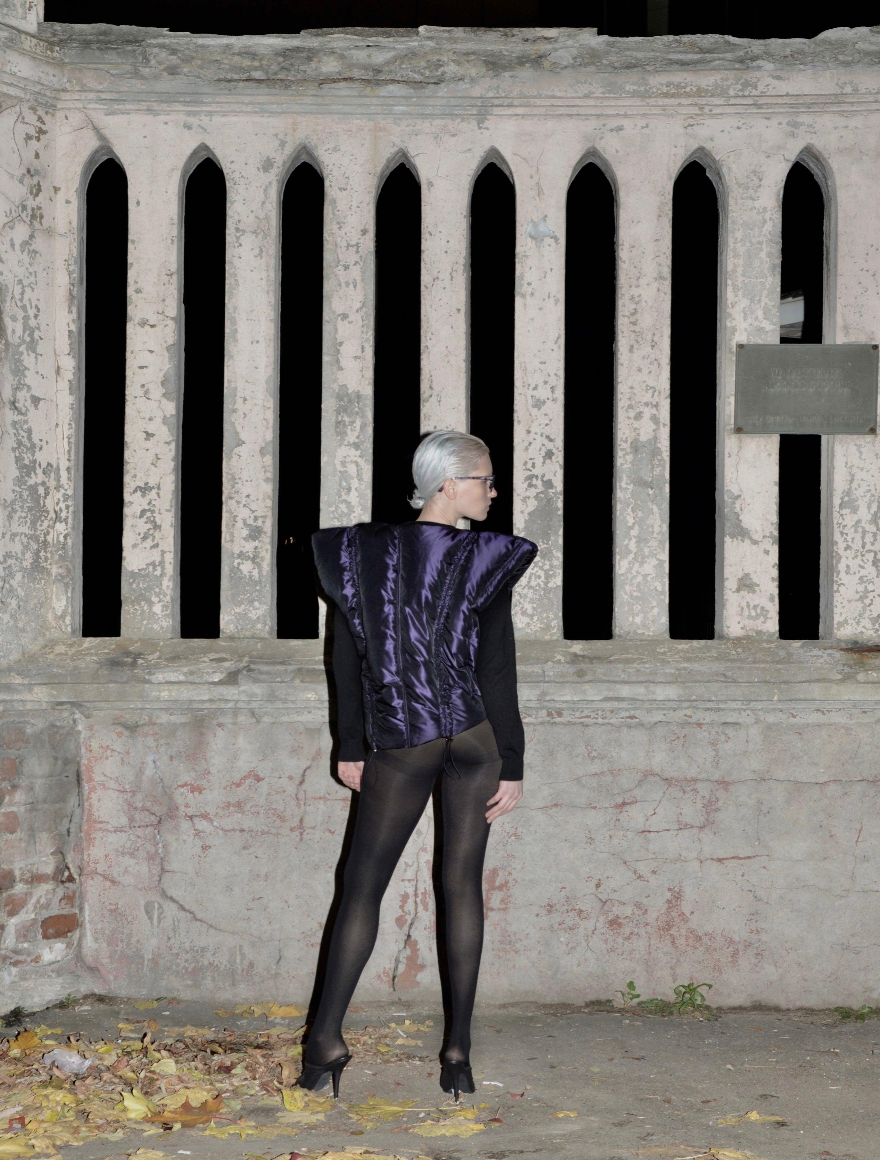 Mitternachtsgerüschte Pufferweste