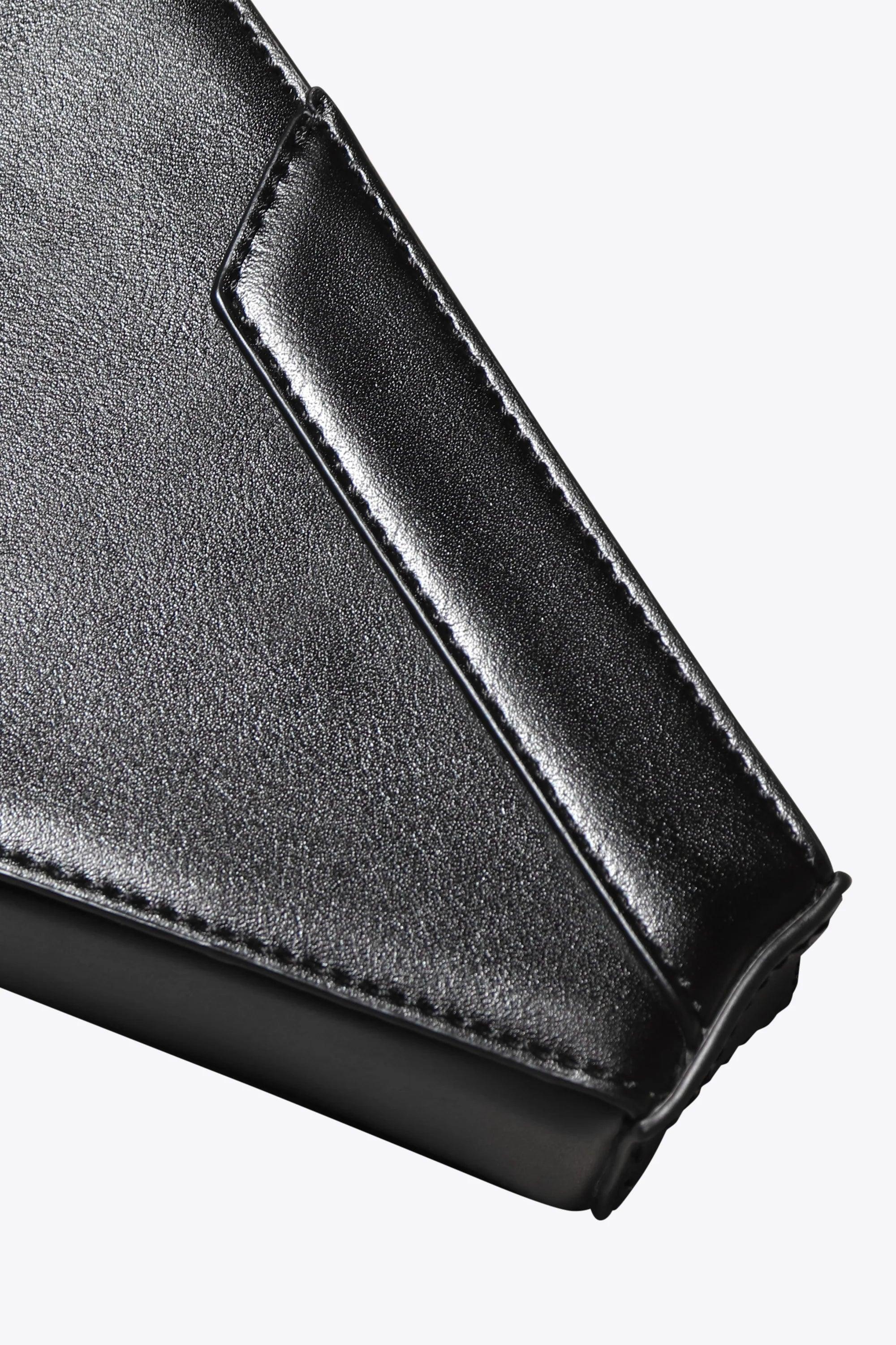 피라미드 모토백