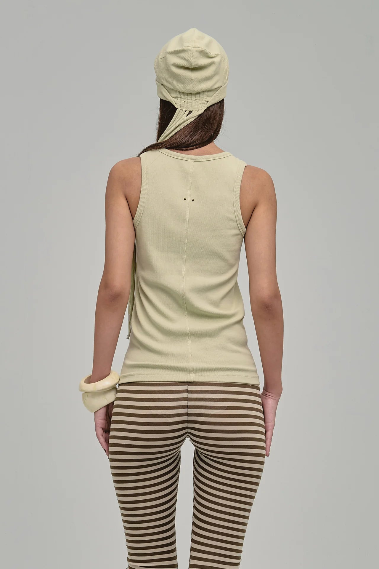 베이지색 피어스 탱크