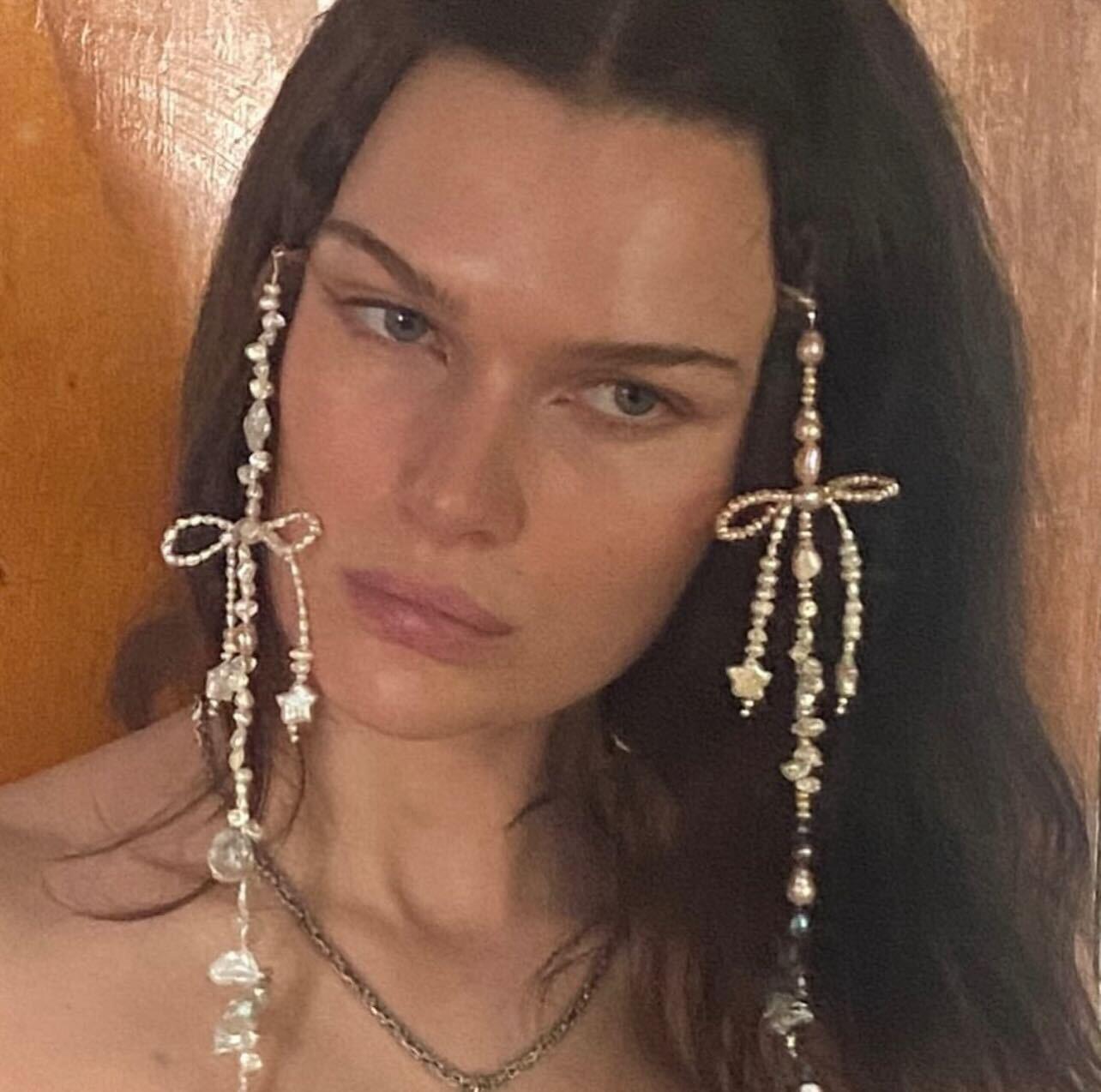 검은색 리본이 달린 진주빛 줄무늬