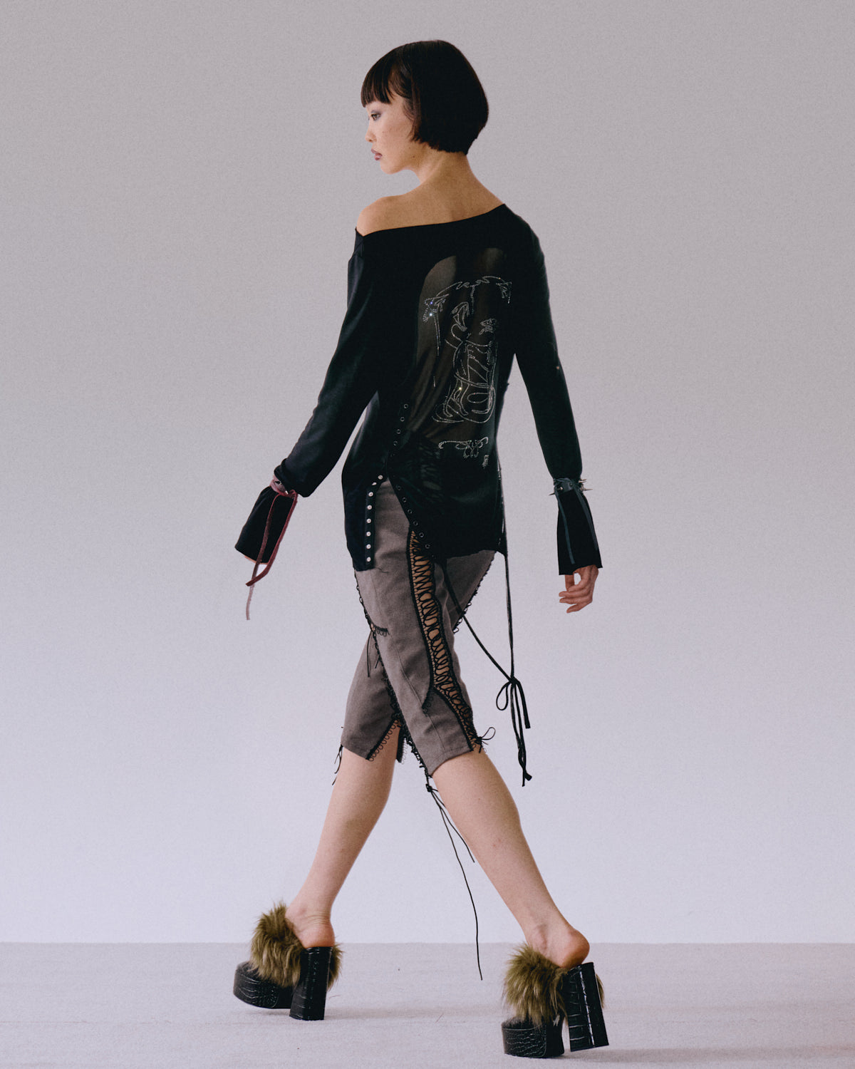 Shield Lace-up Capri