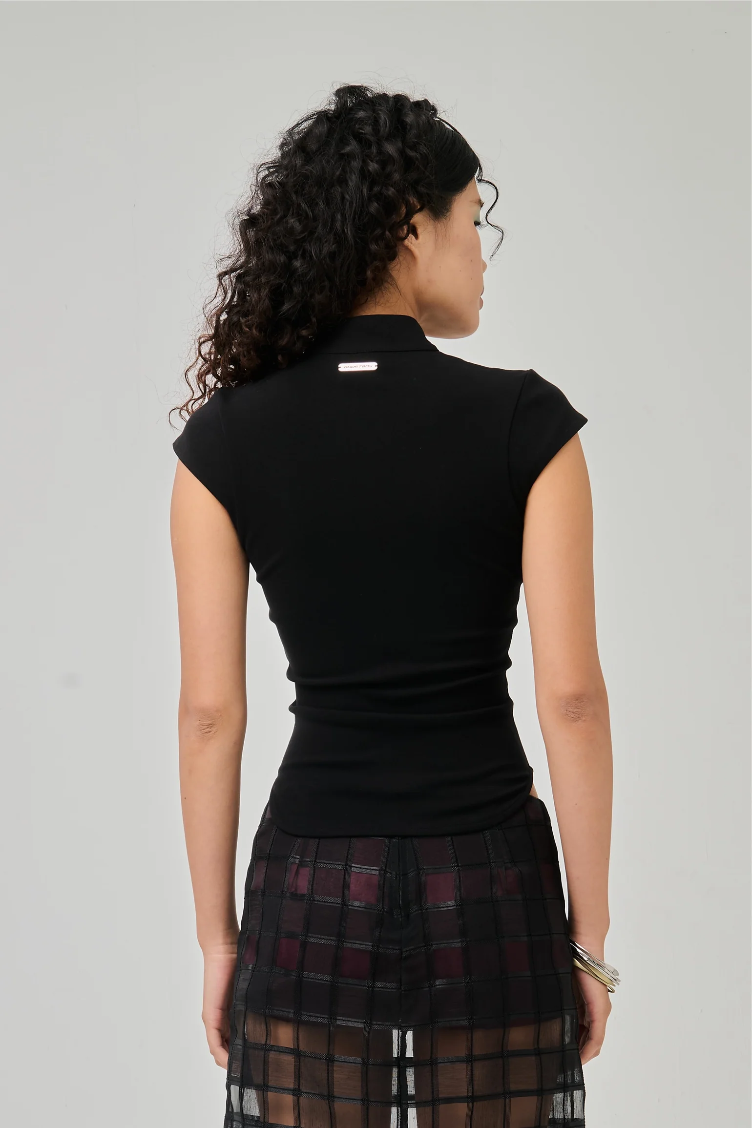 블랙 색상의 아미티 탑