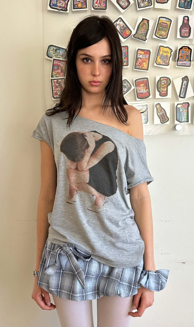 무드 오프 숄더 티셔츠