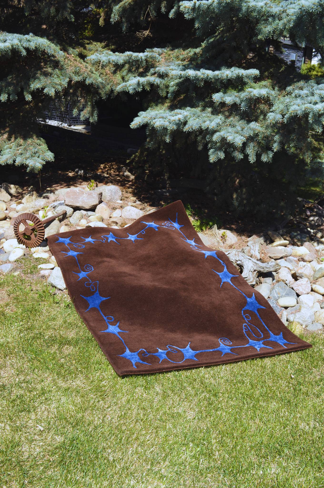 The Swirly Star Rug in Brown