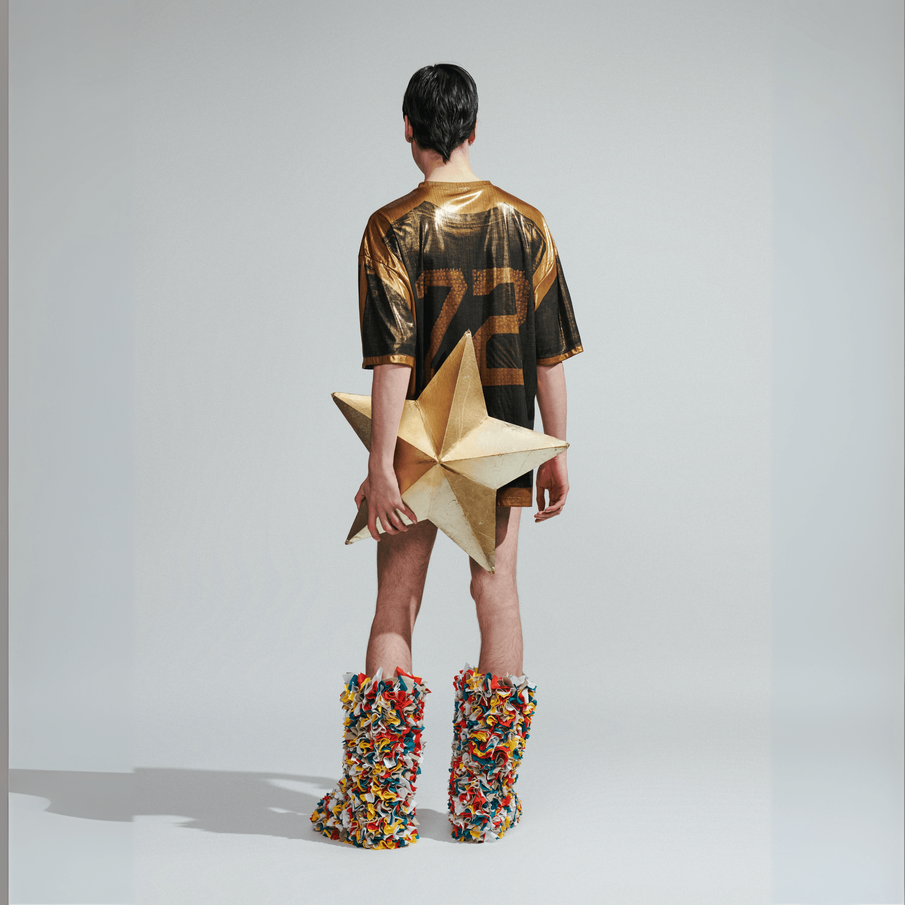 골드 컬러의 찬스 티셔츠