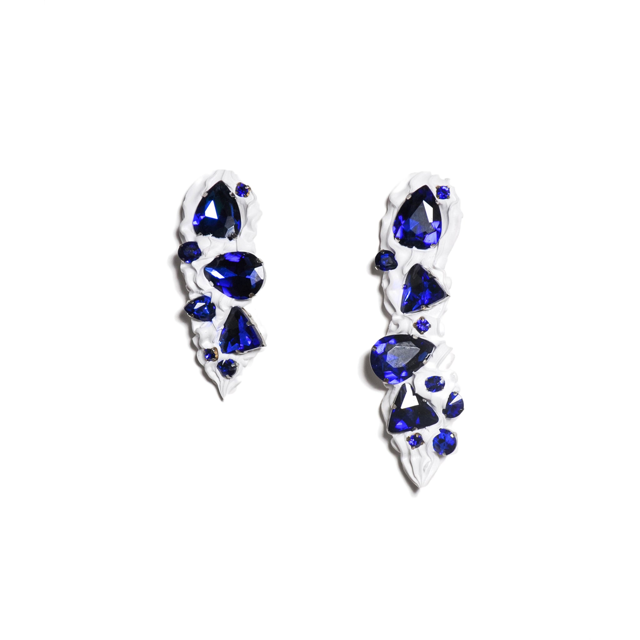 Weiße und blaue Ohrringe mit gepeitschten Juwelen
