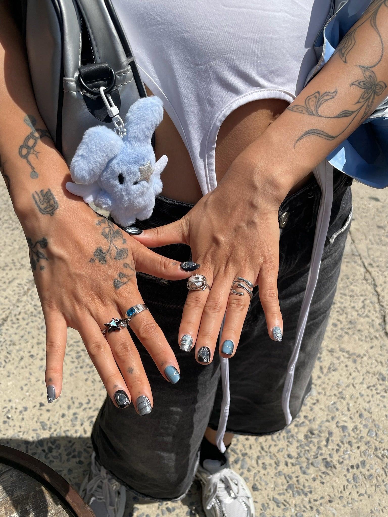 짧은 라운드 블루 비쉬 네일