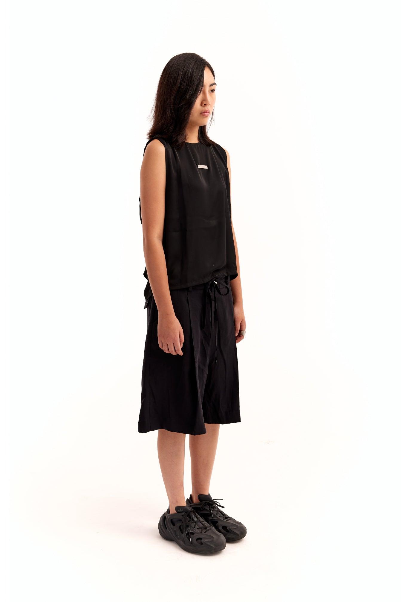Caps Bermuda Short in Black