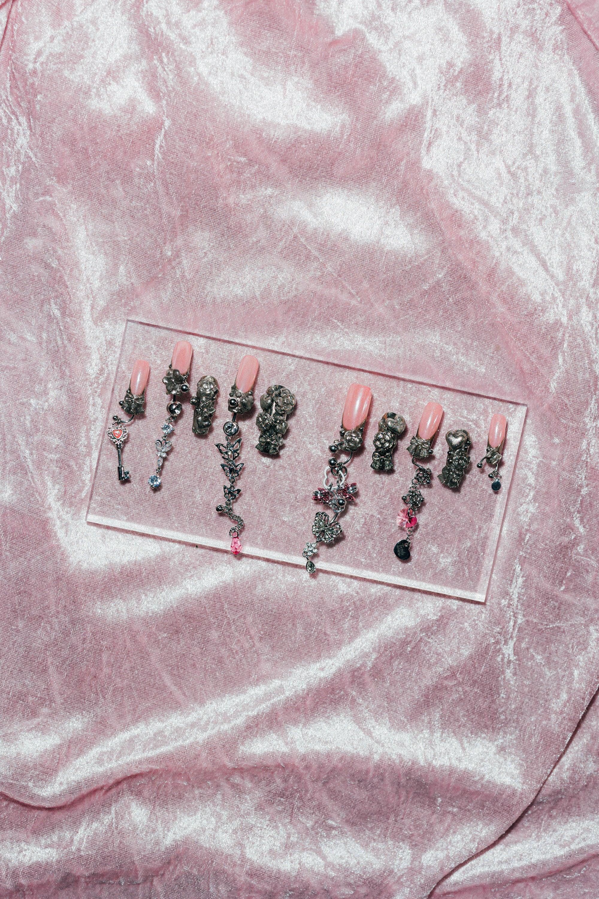 Schwere Gartennägel aus Metall