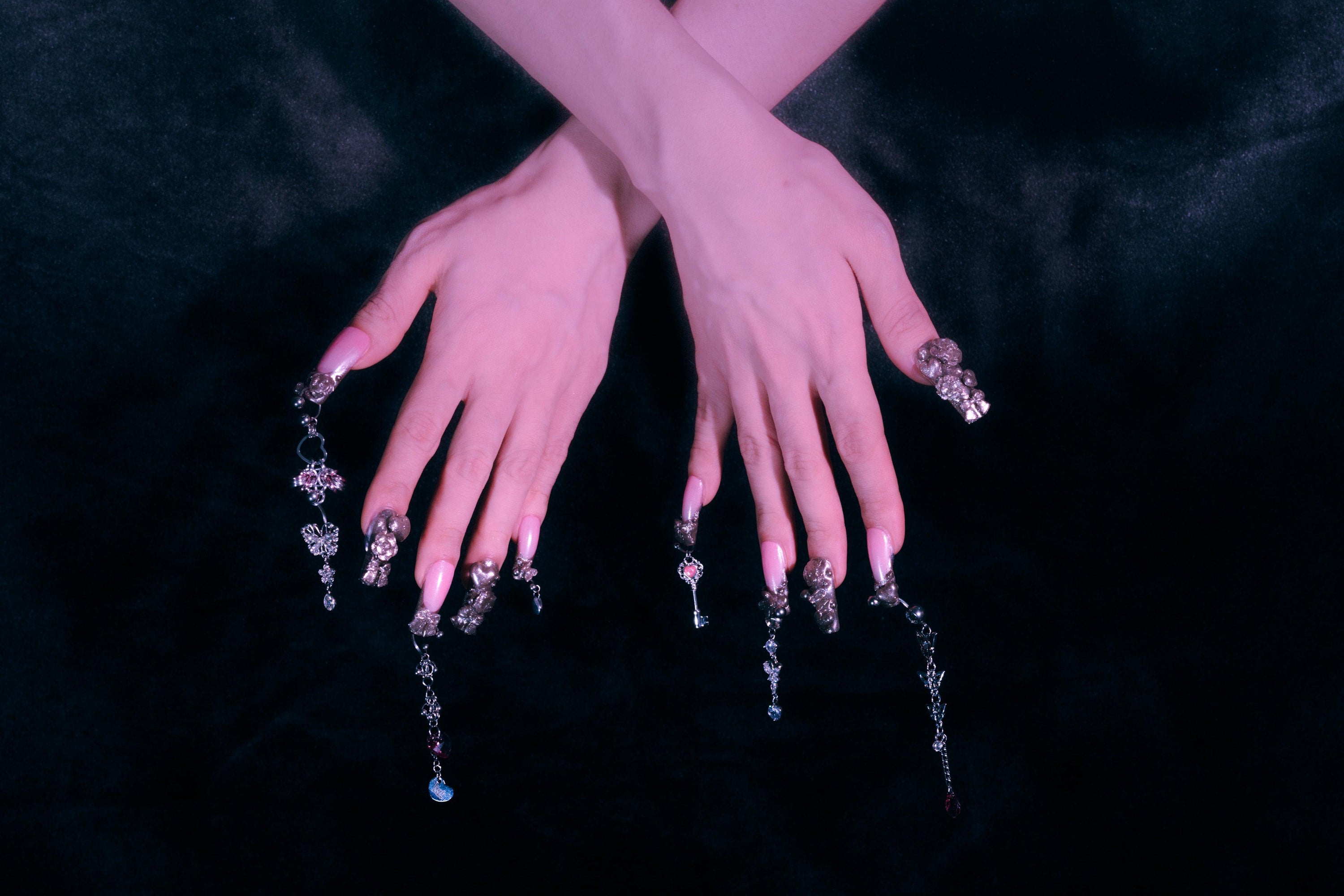 Schwere Gartennägel aus Metall