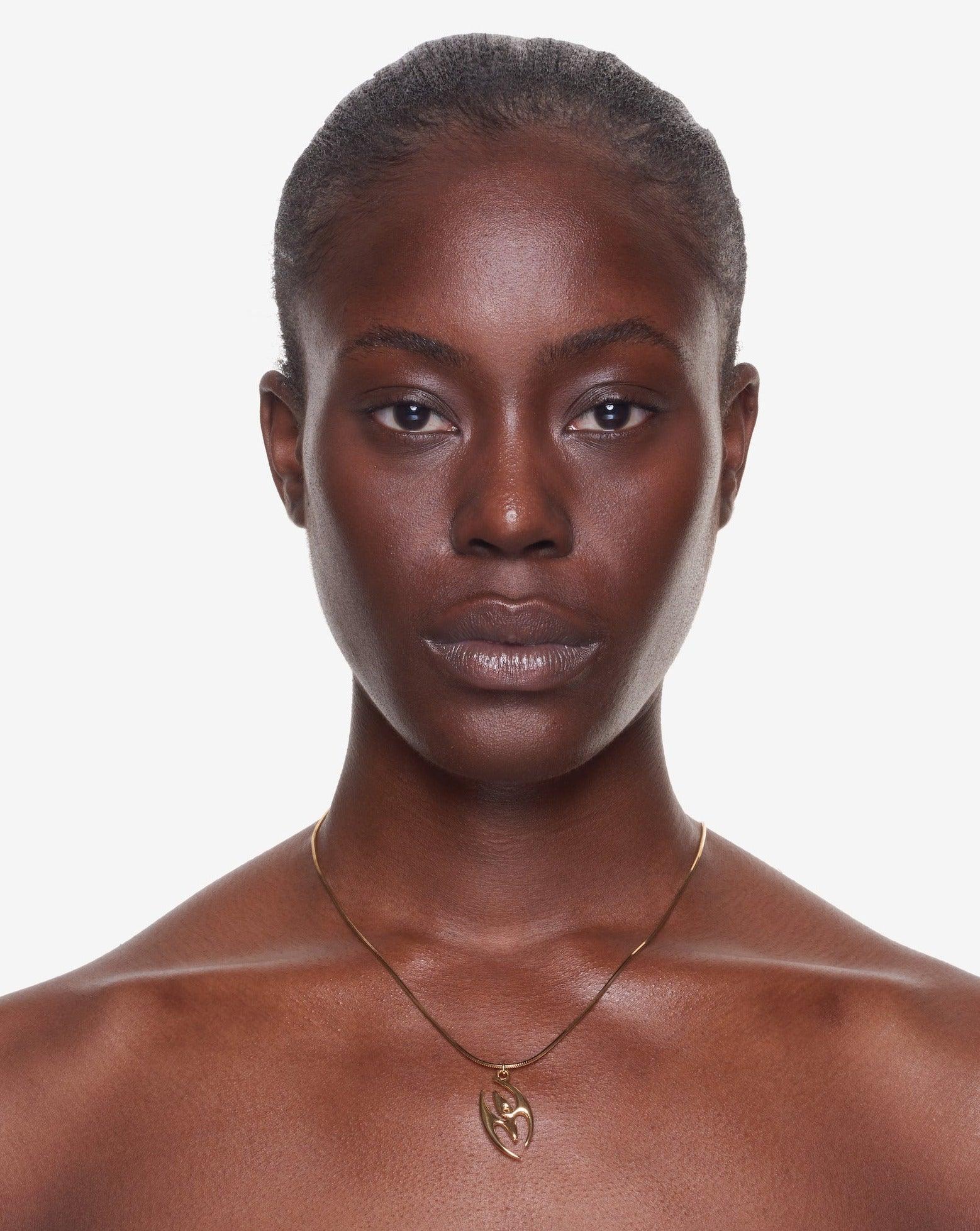 Halskette mit großem Anhänger aus Gold