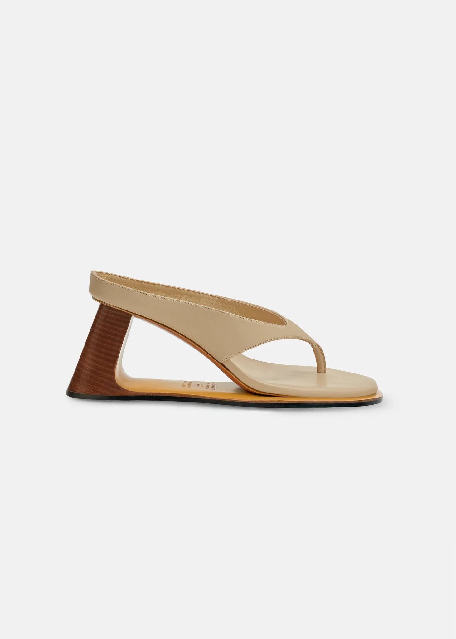 L’absurde Sandal Sand