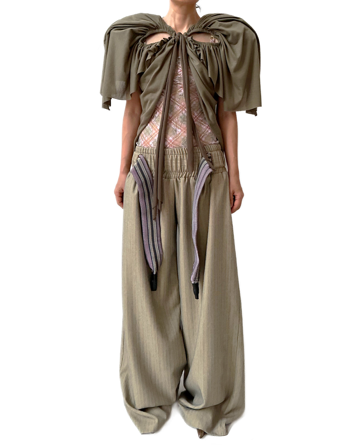 어깨 패딩이 있는 컷아웃 풋볼 보우 볼레로 탑