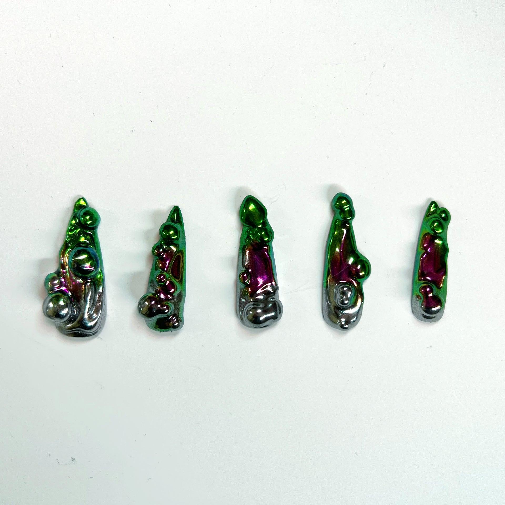 Perlenbesetzte A-Nägel