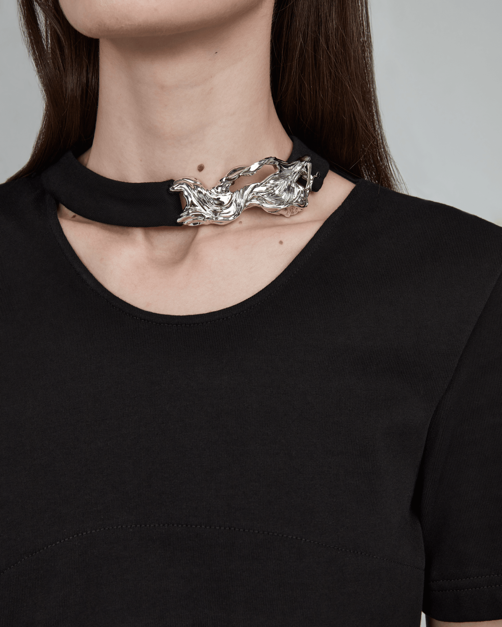 비대칭 컷아웃 티셔츠