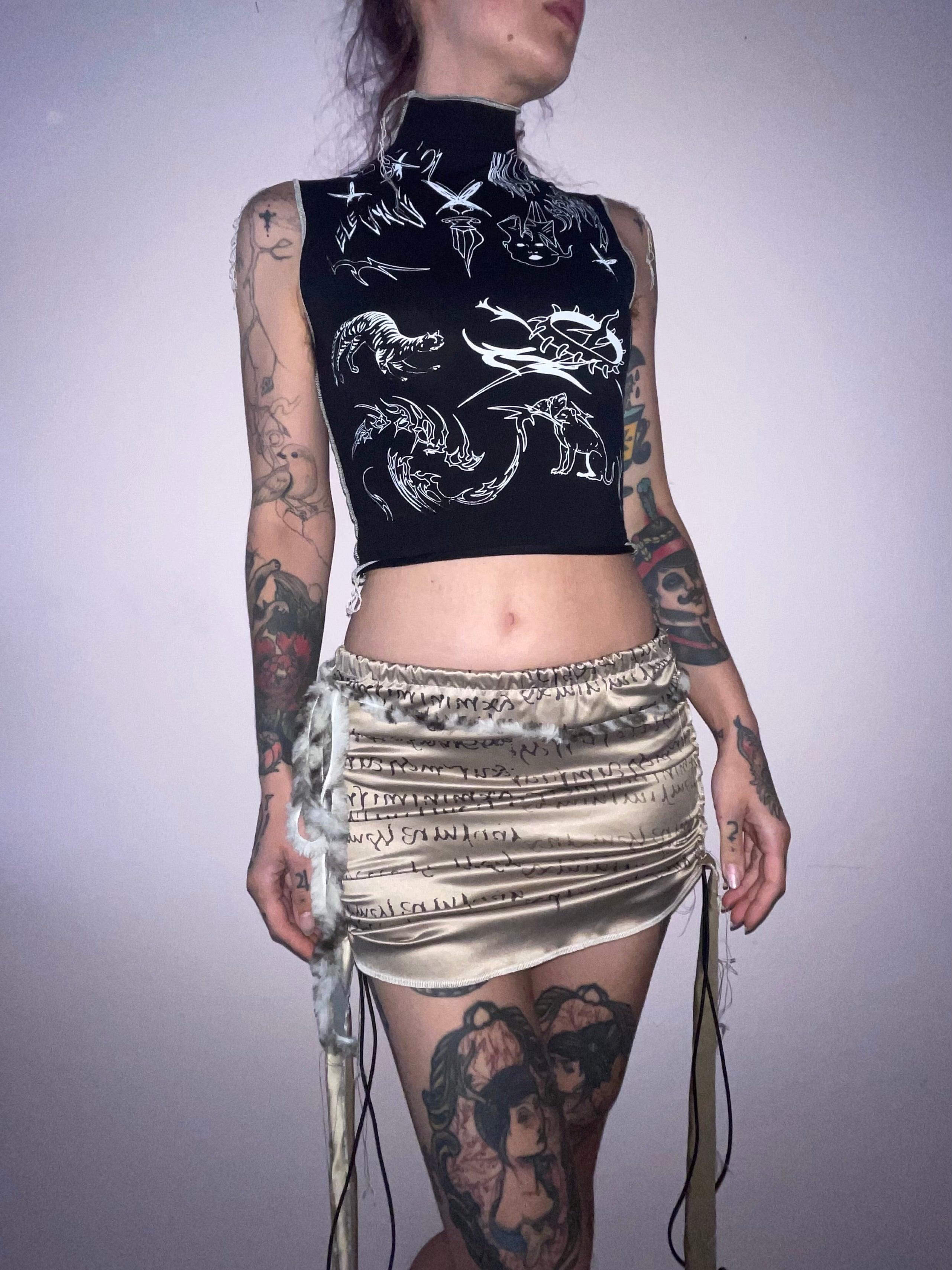 Rollkragenpullover mit geheimnisvollen Tieren