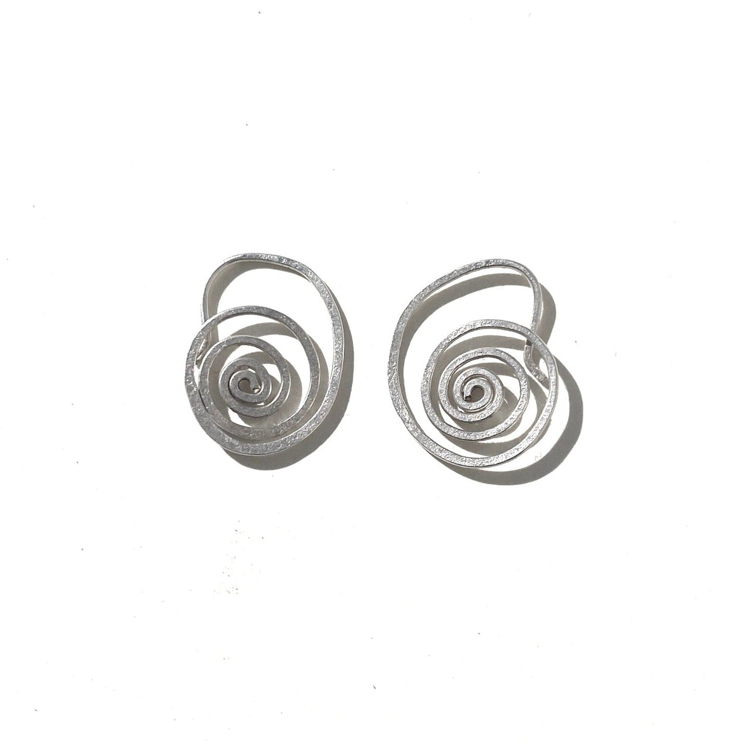 Spiralförmige Aqua-Ohrringe