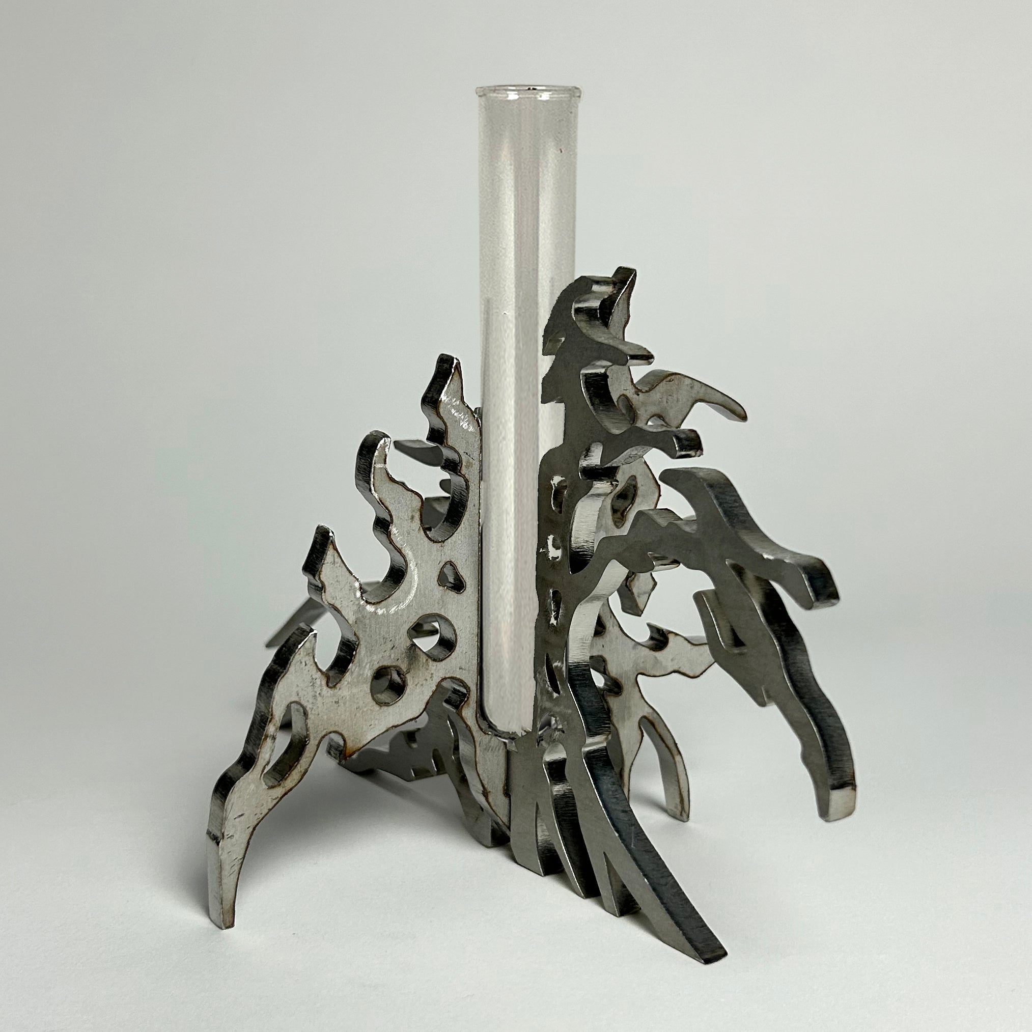 Dunkle Vase aus Stahl
