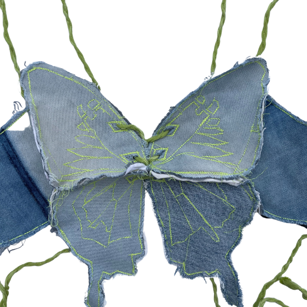 Grünes Schmetterlings-Top mit Nähten