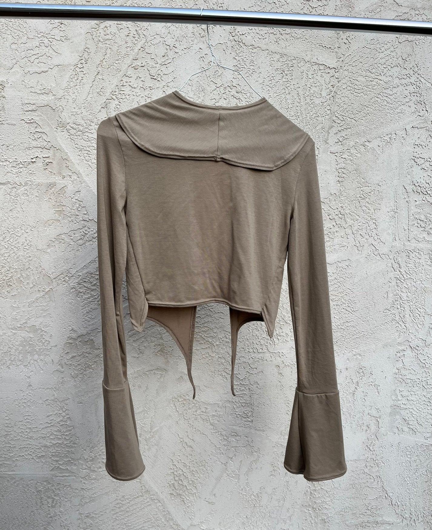 Hellbraunes Crescent-Langarmoberteil