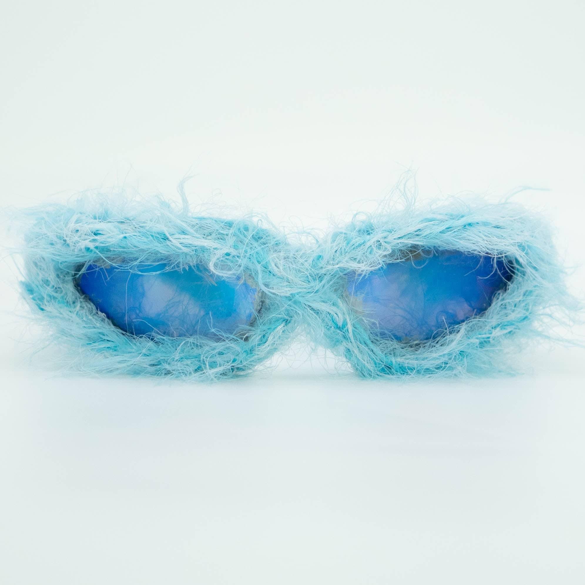 Blaue auf blaue pelzige Sonnenbrille