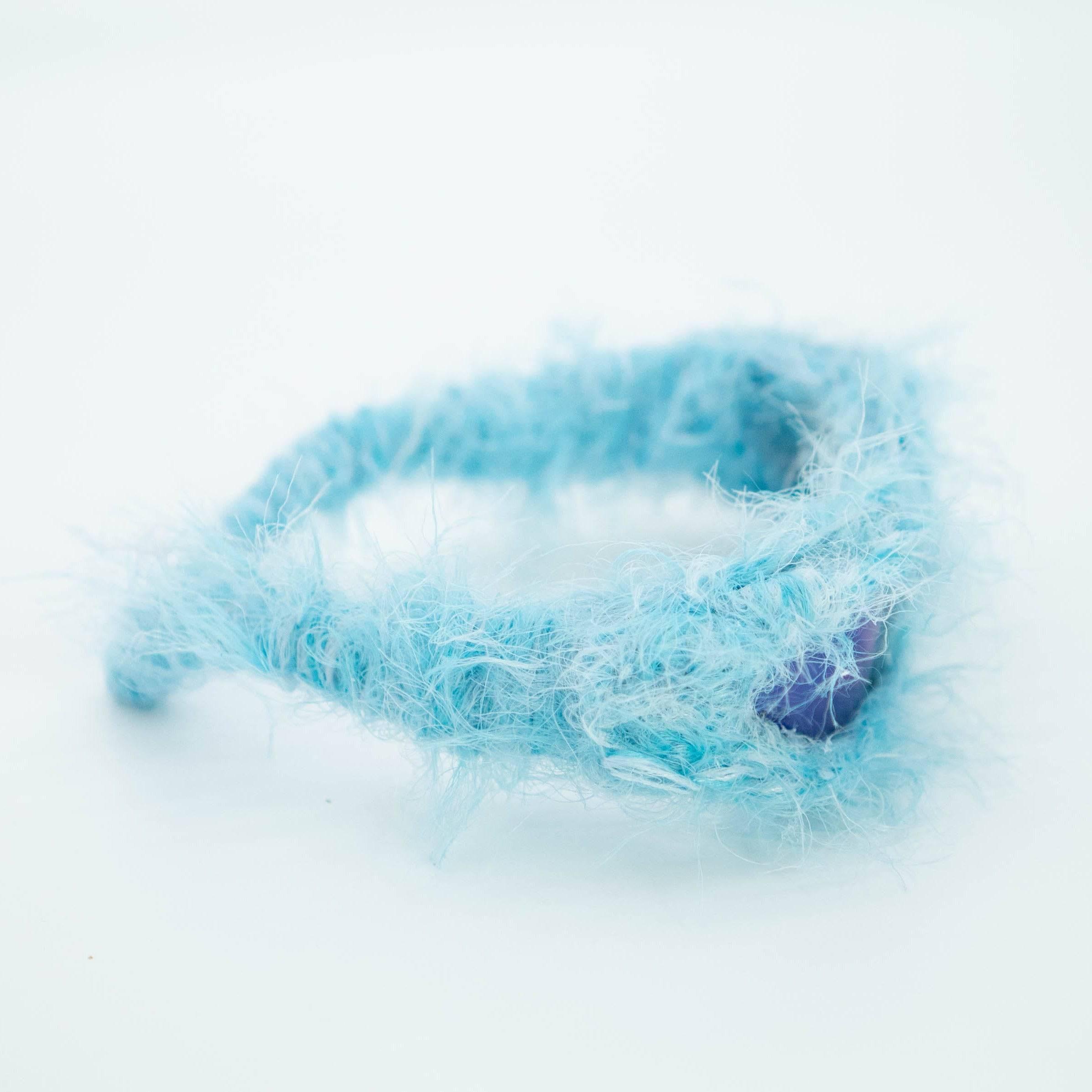 Blaue auf blaue pelzige Sonnenbrille