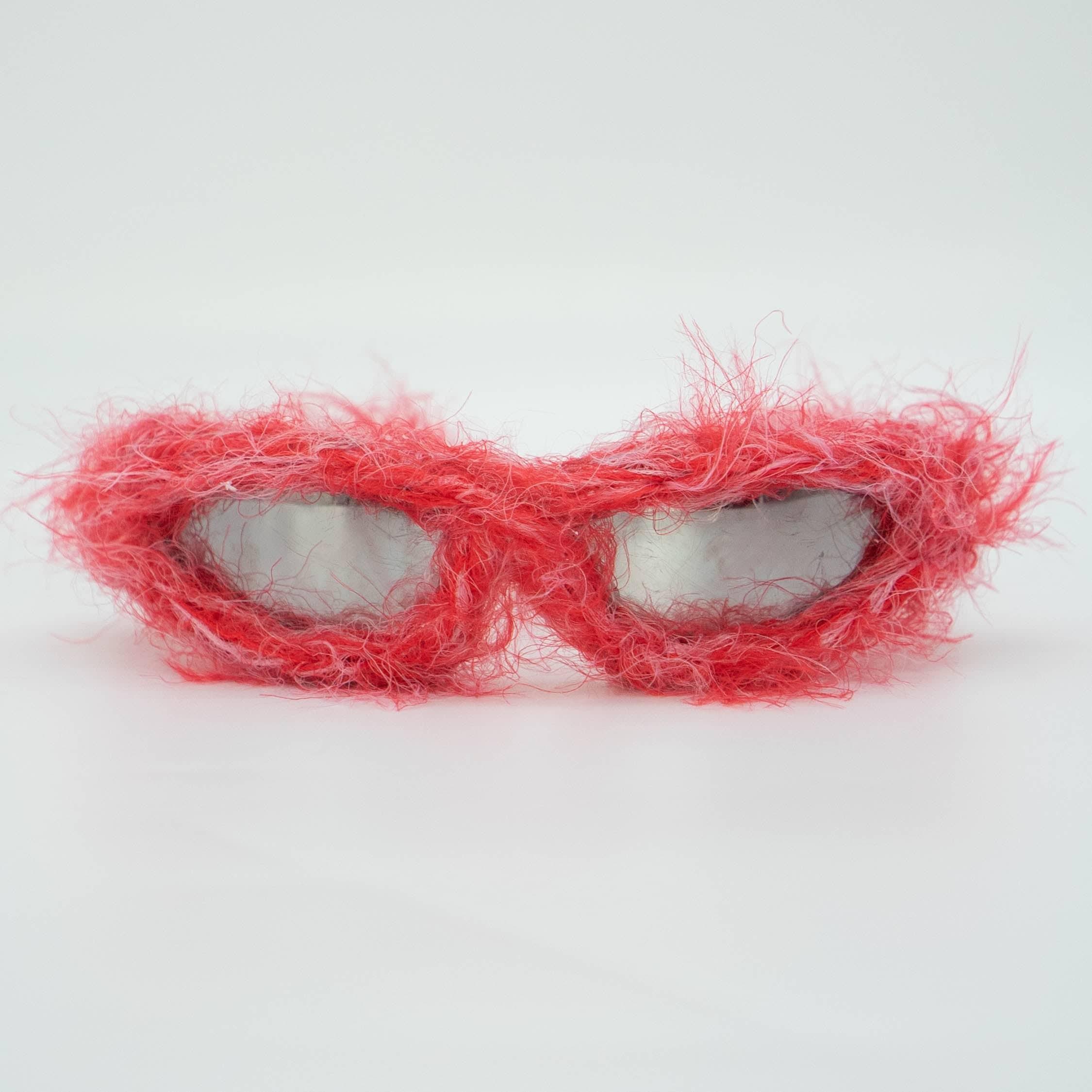 Rote pelzige Sonnenbrille