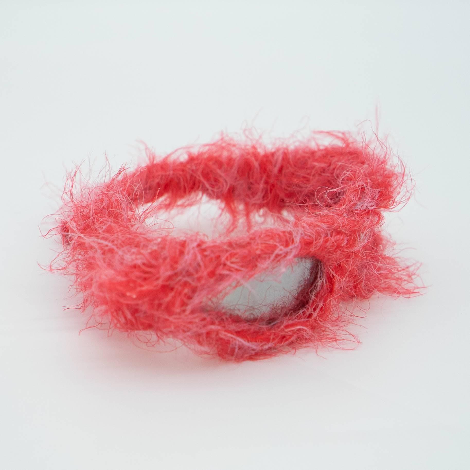 Rote pelzige Sonnenbrille