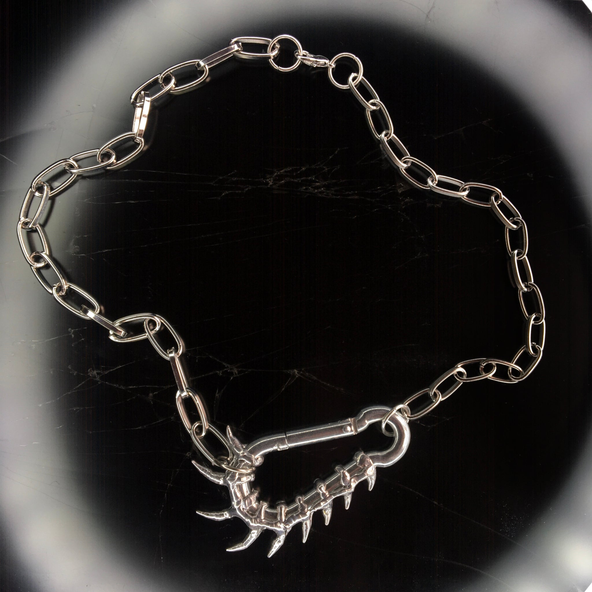 Mittelgroße Halskette mit Karabineranhänger
