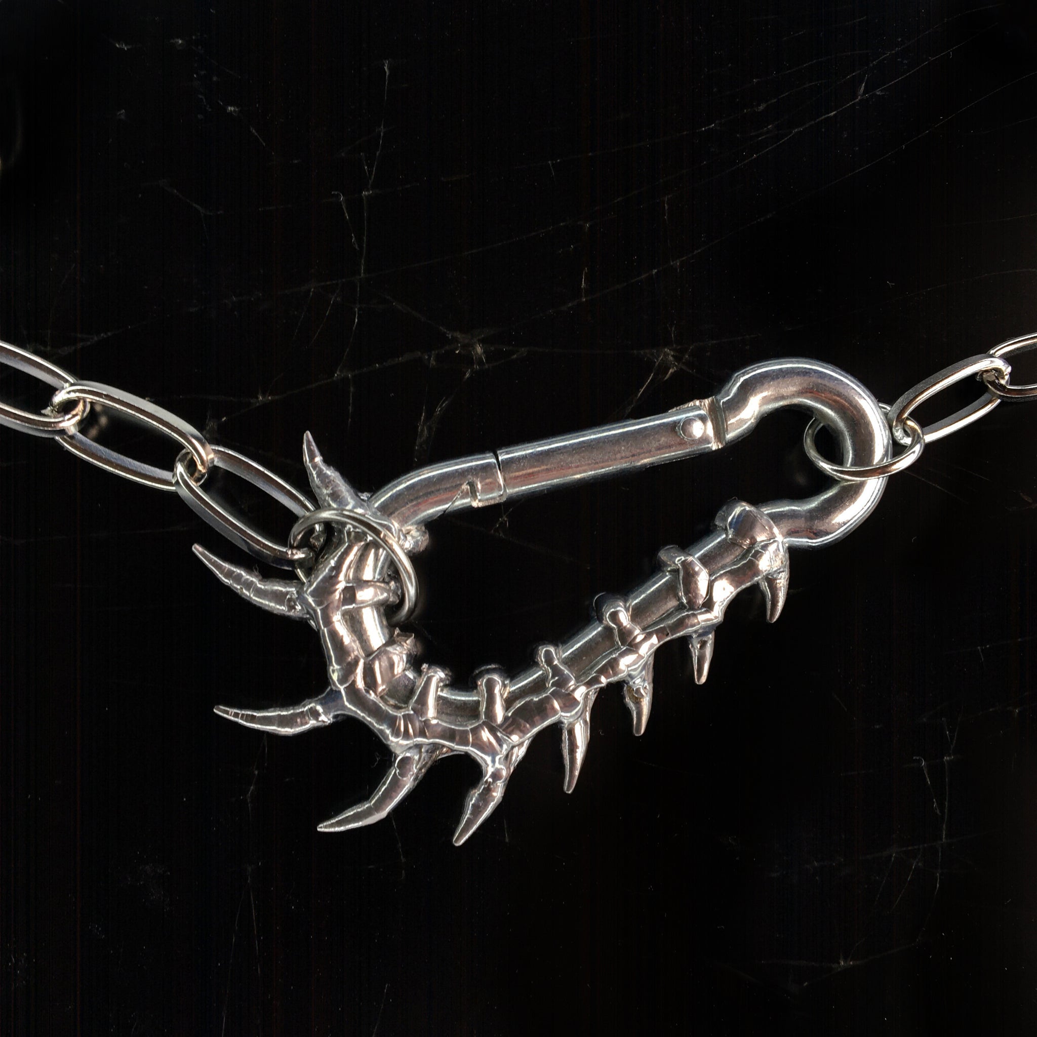 Mittelgroße Halskette mit Karabineranhänger