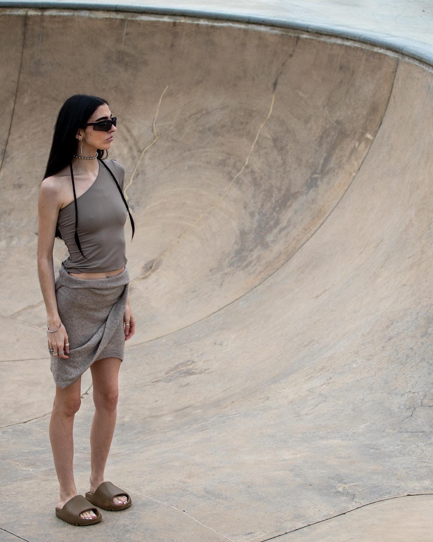 짙은 갈색 쥐꼬리