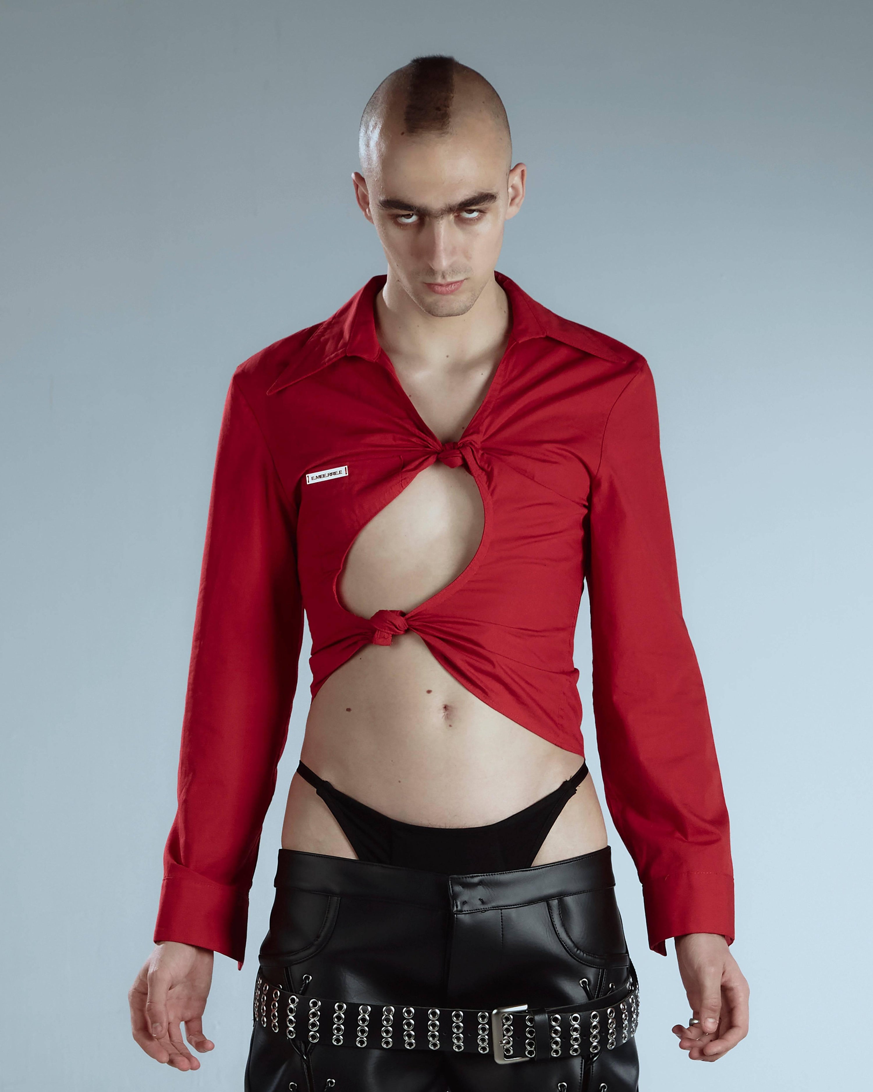 Rotes geknotetes Hemd